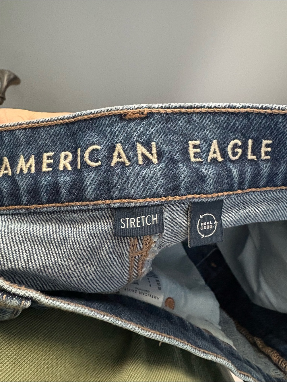American Eagle High-Waisted Stovepipe Jeans in a medium wash w cuffed hem sz 6 - Picture 5 of 7